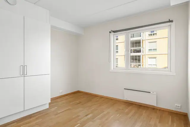 Leiligheten har 2 soverom av fin størrelse. Det første soverommet har plass til dobbeltseng og har godt med oppbevaringsmuligheter i garderobeskapet.