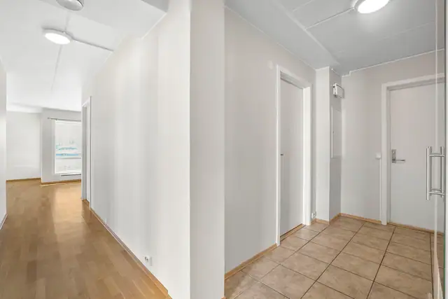Entréen er flislagt og har god plass til oppbevaring.