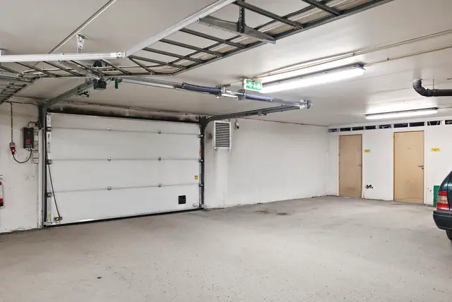 Leiligheten har parkering i felles parkeringskjeller