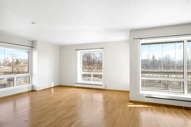 Her er det god plass til hjørnesofa og stoler.