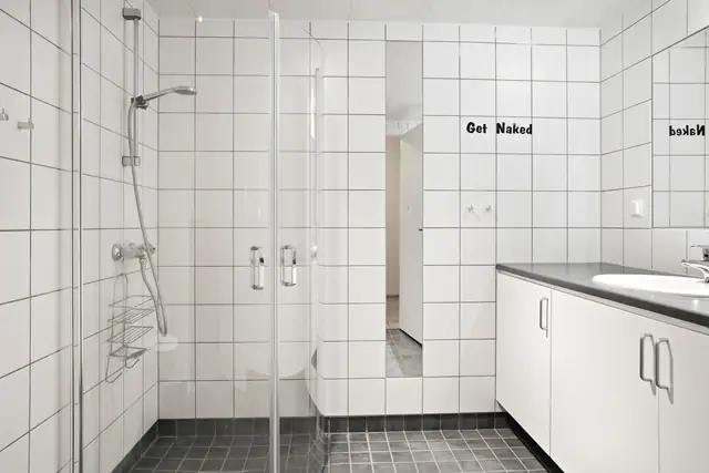 Badet har fliser på veggene og gulvet er flislagt og har elektriske varmekabler.