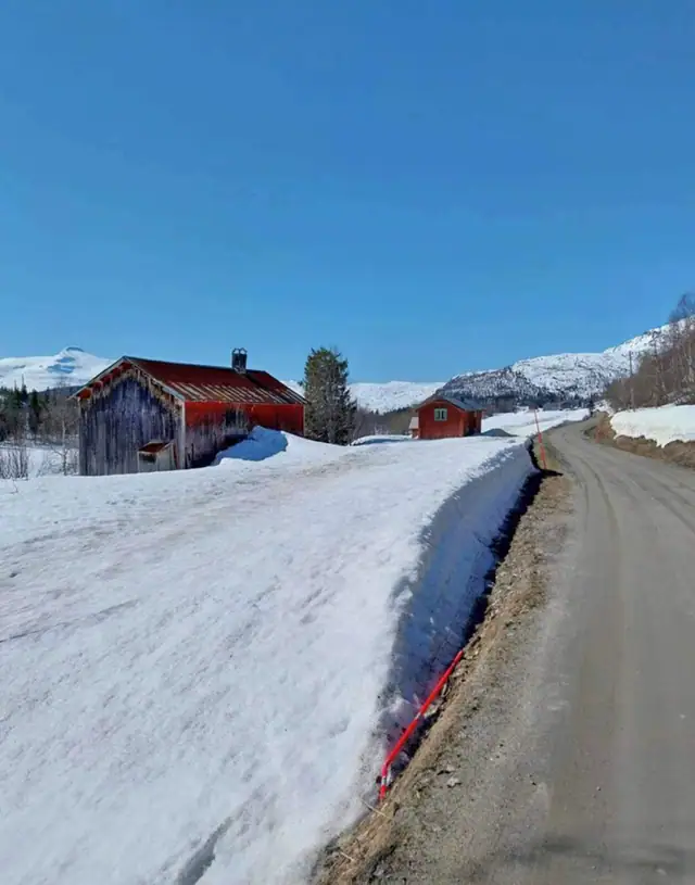 Vårbilde med den kommunale grusveien. Foto: Privat