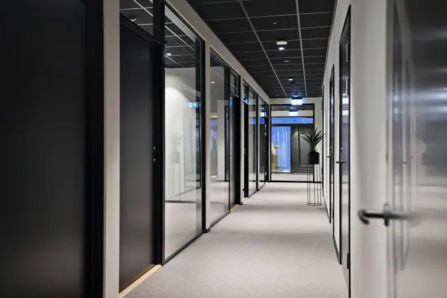 Korridor med kontorer på rekke og rad