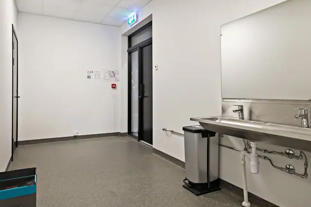 Egen inngang for ansatte med direkte tilknytning til garderobe