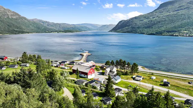 Beliggende innerst i Langfjord i FInnmark