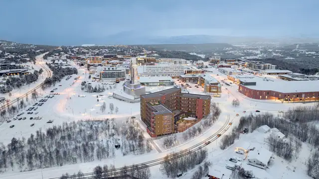I Alta sentrum finner man bl.a. badeland, kino, bibliotek, treningssenter og Nordlyskatedralen med sin unike arkitektur som nærmeste nabo. Her er også kjøpesentrene Parksentret, Amfi Alta og Handelsparken med til sammen cirka 90 butikker.