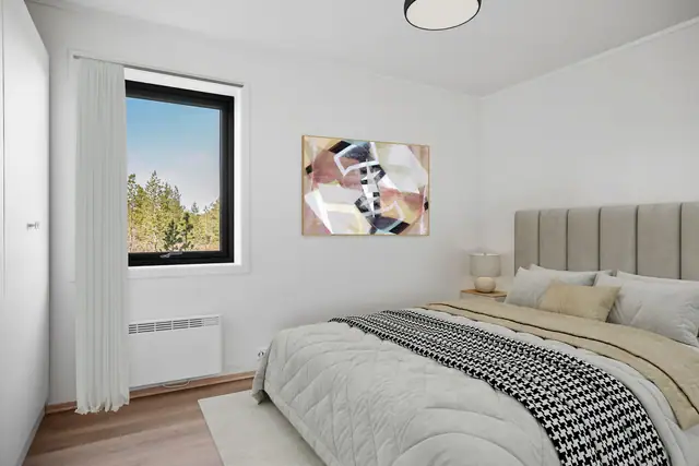 Soverom med plass til dobbeltseng og garderobeløsning.