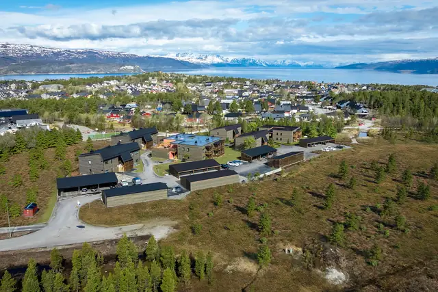 Denne beliggenheten gir deg den perfekte kombinasjonen av tilgjengelighet og friluftsliv.