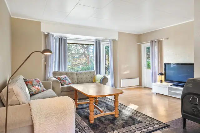Stuen har fint plass til en sofagruppe og TV med tilhørende møblement.