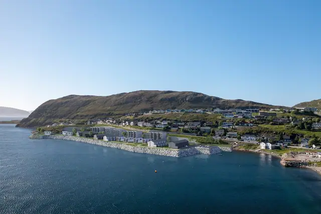 Eiendommen har en nydelig beliggenhet like ved sjøen.