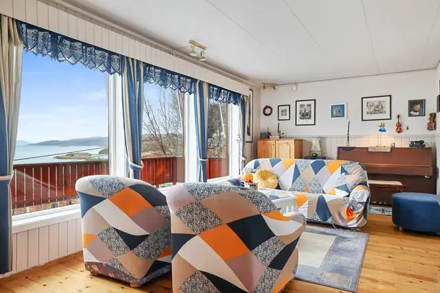 De store vindusflatene slipper inn rikelig med naturlig lys.