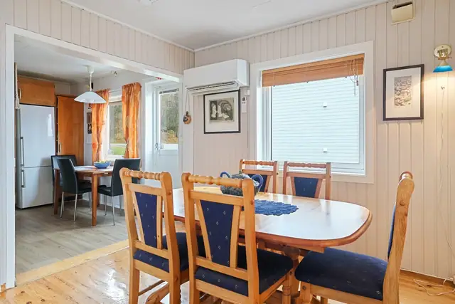 I spisestuen er det en naturlig plass for et stort spisebord, perfekt for hyggelige måltider med familie og venner. Rommet er et naturlig samlingspunkt i boligen.