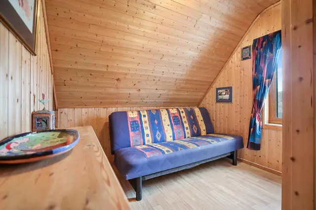 Rommene er lyse og trivelige, og egner seg godt som barnerom, gjesterom eller kontor.
