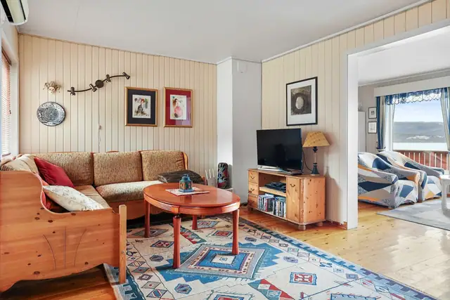 Her er det god plass til en sofagruppe med tilhørende møblement i tv-stuedelen.