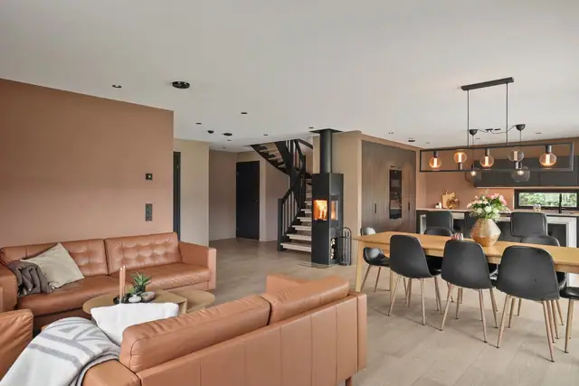 Det er god plass til en spisebord med tilhørende stoler - et naturlig samlingspunkt for hyggelige måltider.