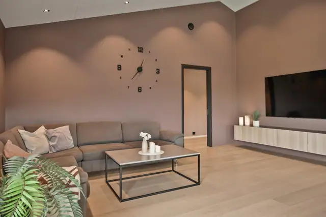 Det er fint plass til en sofagruppe og TV med tilhørende møblement.