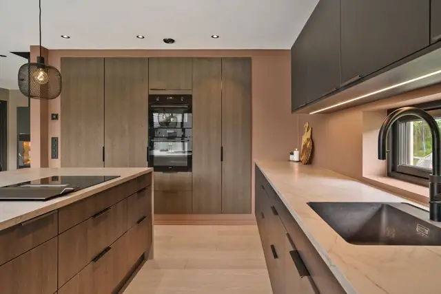 Innredningen med glatte fronter og benkeplate med laminert overflate.