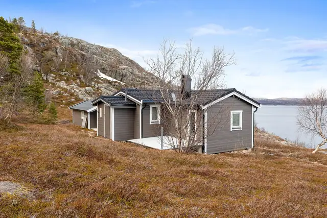 Fritidsboligen har et utedo.