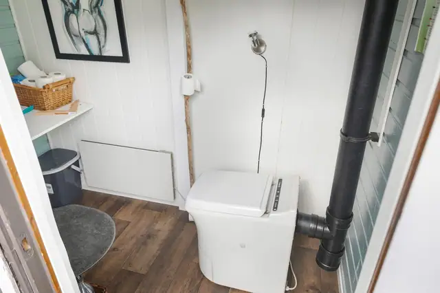 Toalettrom utstyrt med moderne forbrenningstoalett.
