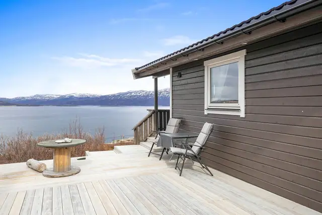 Det er stor terrasse med god plass til utemøbler og sosialt samvær.