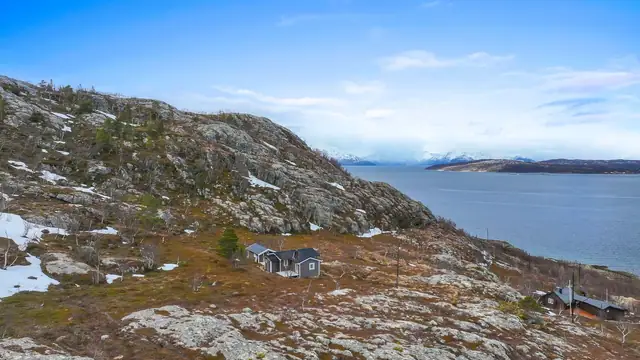 Hytta ligger fint til i terrenget, med umiddelbar nærhet til naturen.