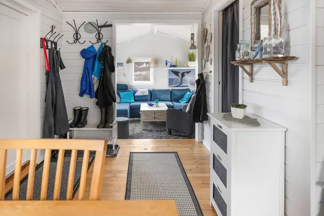 Innbydende entré med et lyst og åpent preg inn mot stuen.