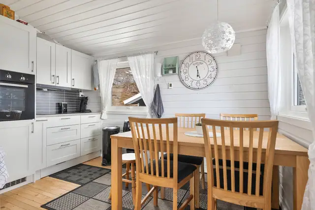 Hyggelig spiseplass med plass til familie og venner.