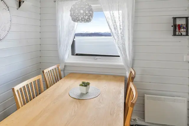 Nyt måltidene med en nydelig utsikt fra spisebordet.
