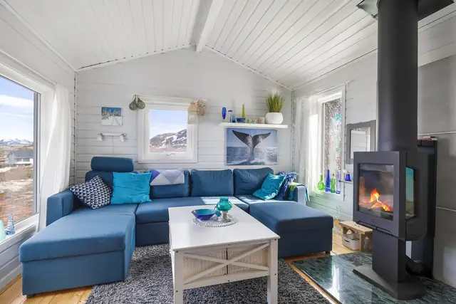 Romslig stue med plass til en stor sofagruppe.