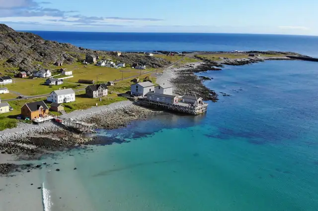 Turistanlegg med kaianlegg og flere bygninger.