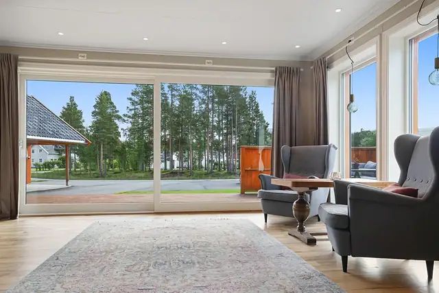 Fra stuen er det utgang til en stor og usjenert terrasse.