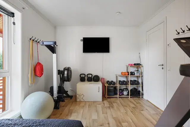 Rommet har god plass og kan enkelt innredes som soverom eller kontor.