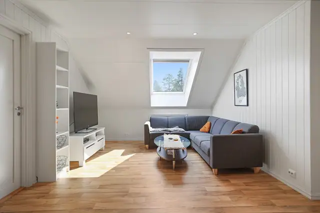 Loftstuen er et ekstra oppholdsrom for familien.
