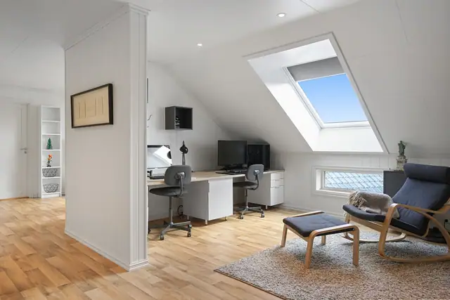 En del av loftstuen er innredet som en praktisk kontorløsning.