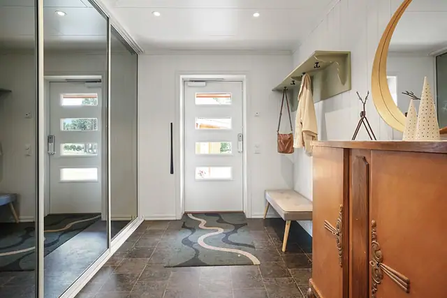 Boligen har en lys og innbydende entré som gir et godt førsteinntrykk.