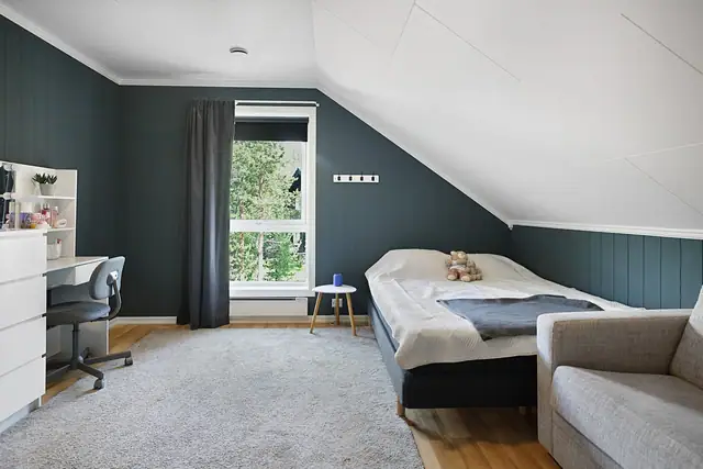 Lyst og trivelig soverom med plass til skrivepult.