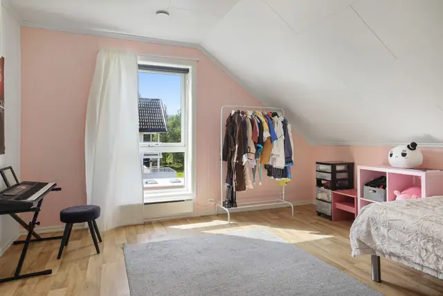 Det fjerde soverommet er lyst og har god plass til annet ønsket møblement.