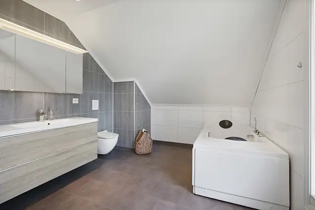 Badet har også et badekar for ekstra velvære.