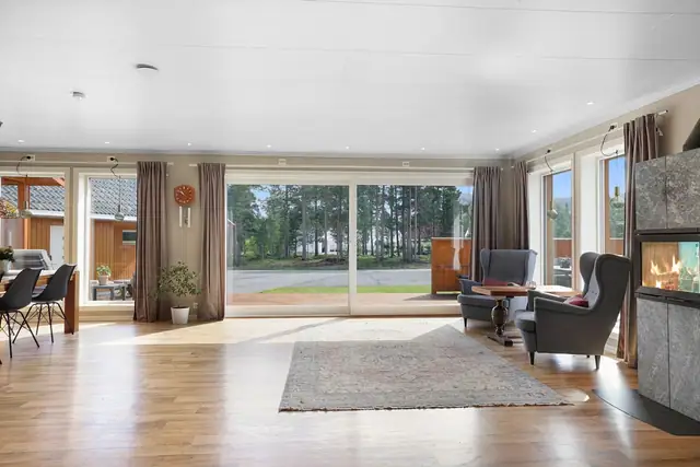 Store vindusflater slipper inn rikelig med naturlig lys.