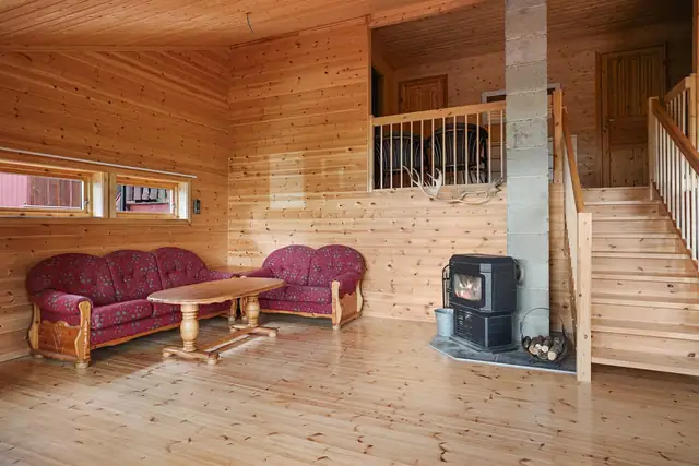 Romslig stue med god plass til flere sittegrupper.