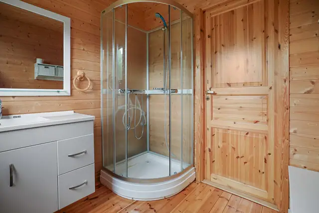 Badet er innredet med servant, speil og dusjkabinett.