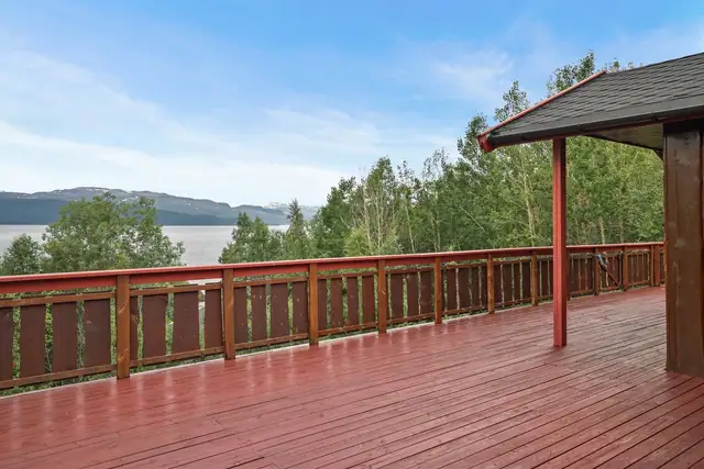 Fra terrassen kan man nyte utsikten over fjorden.
