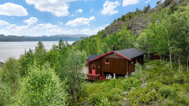 Hytta har en usjenert beliggenhet med kort vei til sjøen.