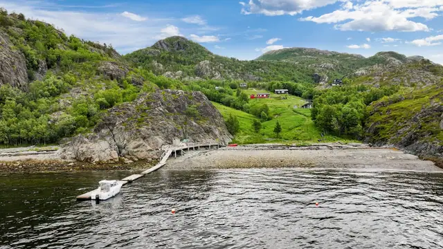 Bryggeanlegg og strandlinje i nærheten av eiendommen.