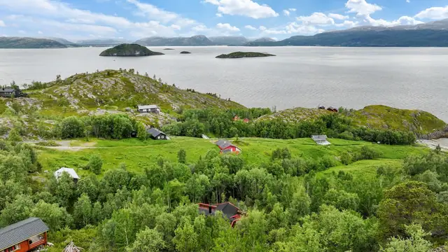 Flott utsikt over fjorden og øyene i området.