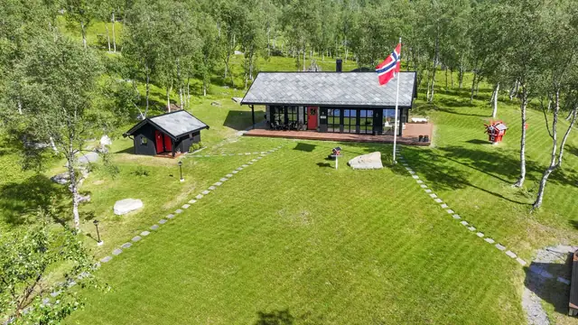 Eiendommen er plassert i naturskjønne og fredelige omgivelser.