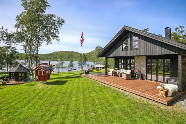 Hytta holder en gjennomgående høy standard og er designet for å være et fristed hvor man kan senke pulsen og nyte stillheten.