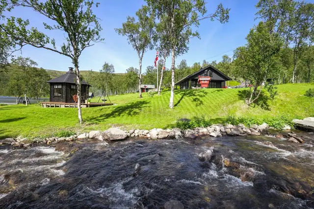 Med sin unike beliggenhet ved vannet, er dette det perfekte utgangspunkt for fiske, turer og et rikt friluftsliv året rundt.