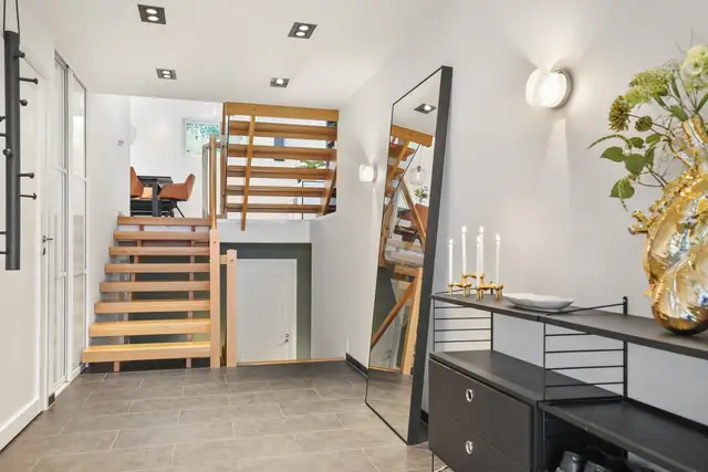 Når du kommer inn i boligen møtes du av en lys og fin entré.