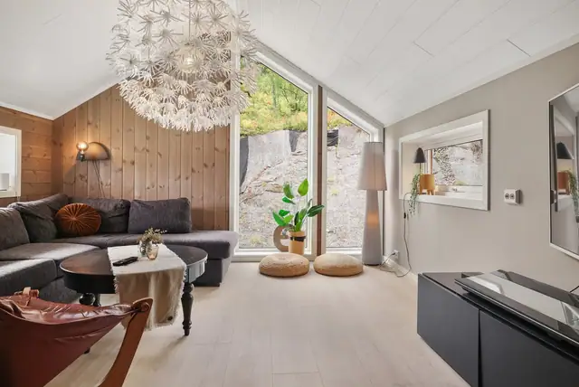 Fleksibel loftstue som passer godt som TV-stue, lekerom, hjemmekontor eller lesekrok og har gode møbleringsmuligheter.